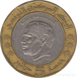 Монета. Тунис. 5 динаров 2002 год. 2 года со дня смерти Хабиба Бургиба. Аверс - звёзды с узором.