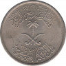Монета. Саудовская Аравия. 25 халалов 1972 (1392) год. Две точки и два крючка. рев.