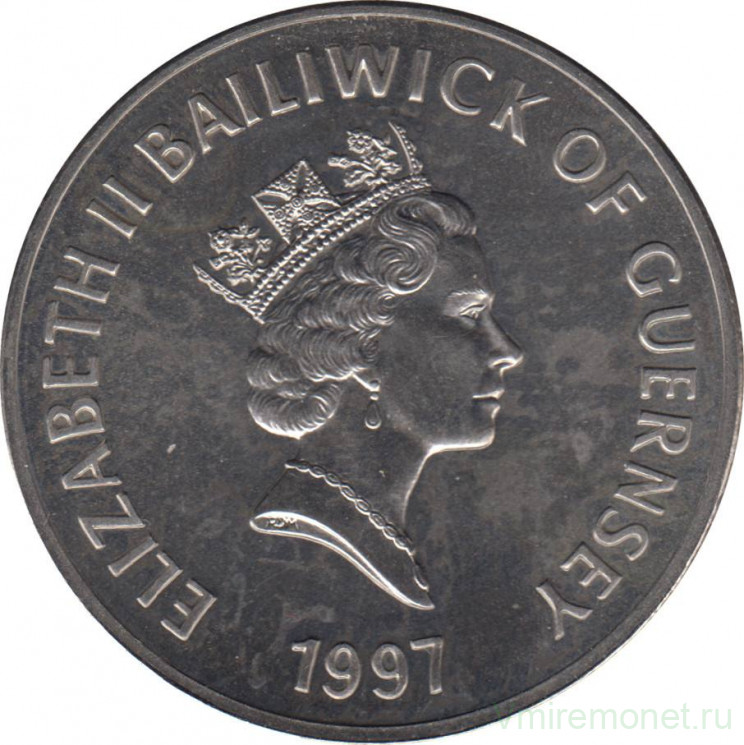 Монета. Великобритания. Гернси. 5 фунтов 1997 год. 50 лет свадьбе Королевы Елизаветы II и Принца Филиппа.