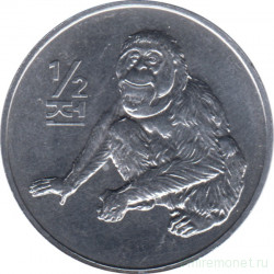 Монета. Северная Корея. 1/2 чона 2002 год. Мир животных. Орангутан.