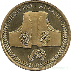 Монета. Албания. 10 леков 2005 год. Традиционная одежда.