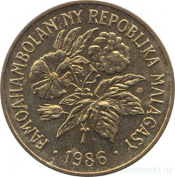 Монета. Мадагаскар. 20 франков 1986 год.
