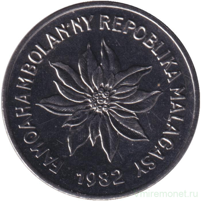 Монета. Мадагаскар. 2 франка 1982 год.