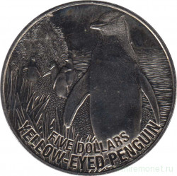 Монета. Новая Зеландия. 5 долларов 2011 год. Желтоглазый пингвин.