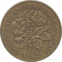 Монета. Мадагаскар. 20 франков 1982 год.