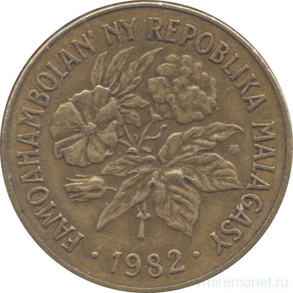 Монета. Мадагаскар. 20 франков 1982 год.